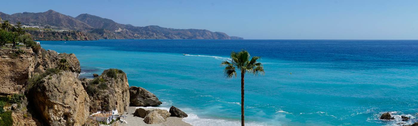 Las mejores playas de Nerja según el tipo de viajero